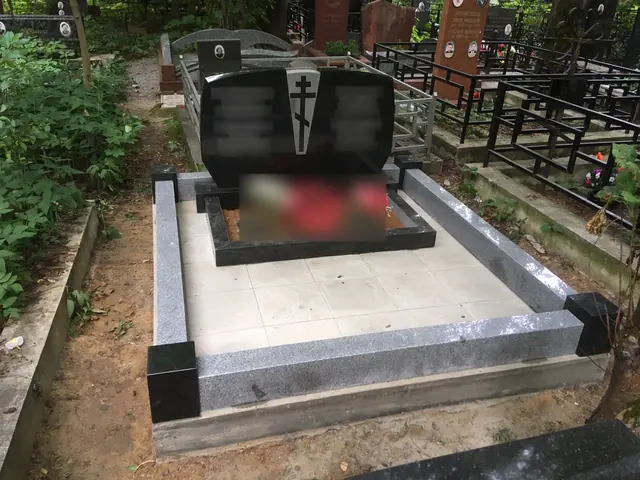 Двойной горизонтальный памятник с крестом между портретами
