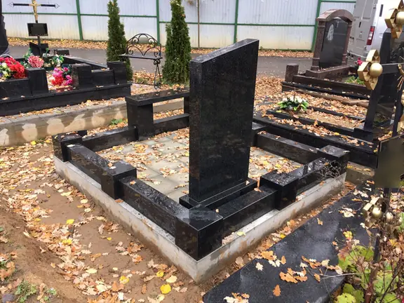 Цоколь из чёрного гранита со столбиками — вид со стороны стелы