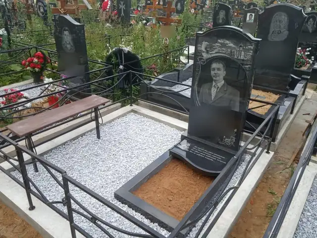 Фигурный памятник с большой портретной гравировкой и белой крошкой