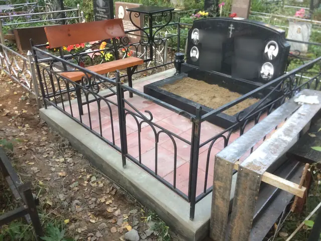 Семейное захоронение с розовым мощением и металлической скамьей