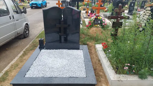 Двойная стела с резным крестом и белой отсыпкой