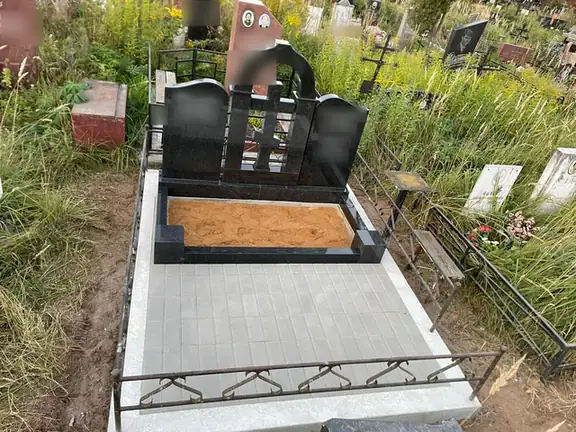 Двойной памятник с аркой и крестом над общим цветником