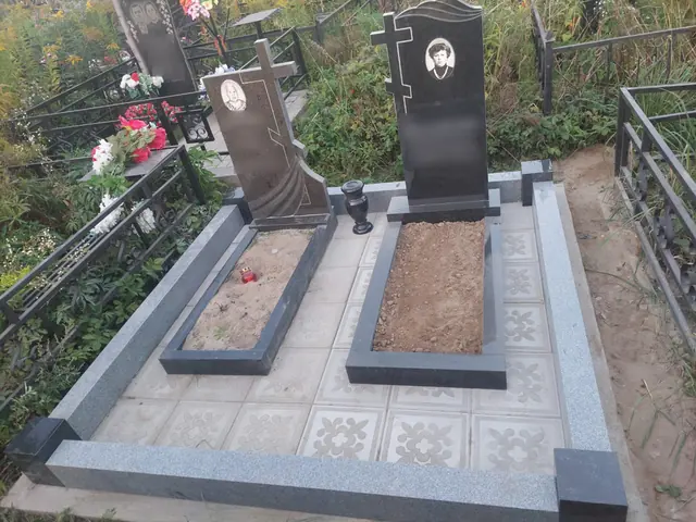 Две стелы с отдельными цветниками на узорной плитке