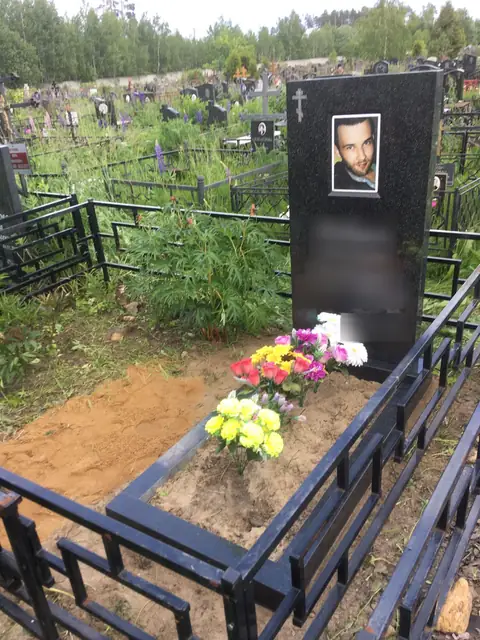Высокий памятник с цветным портретом в прямоугольной рамке