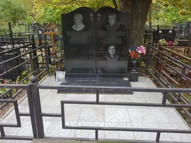 Высокий семейный памятник с тремя портретами на светлой плитке