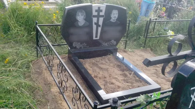 Семейный памятник с центральным крестом и светлой рамкой цветника