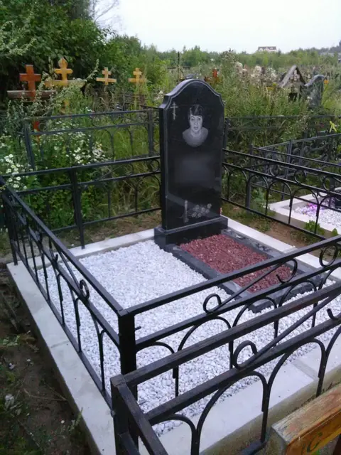 Белая крошка и цветной гравий на участке с арочной оградой