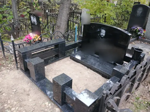 Чёрный гранитный цоколь со столбиками и горизонтальной стелой