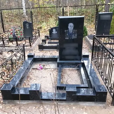 Прямоугольный памятник с цветником и полированным цоколем
