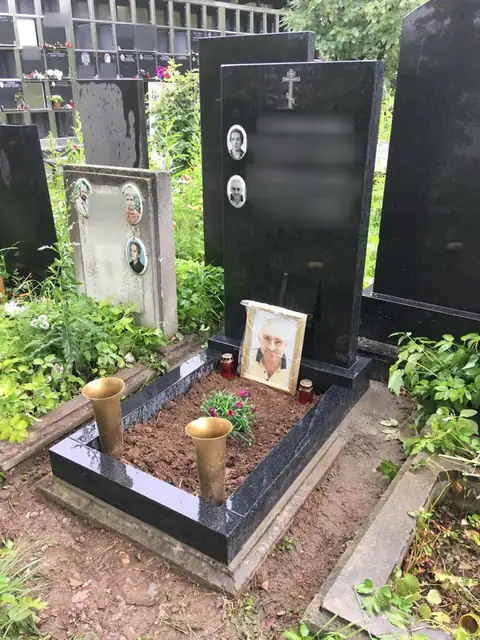 Строгая семейная стела с двумя медальонами и вазами