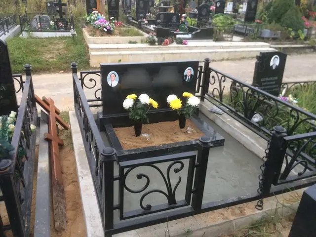 Горизонтальный памятник с двумя цветными портретами и ажурной оградой