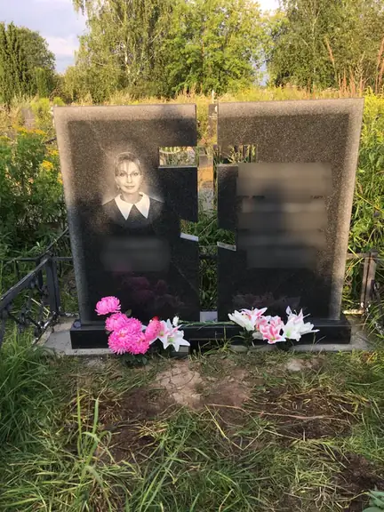 Двухцветный семейный памятник с прорезным крестом