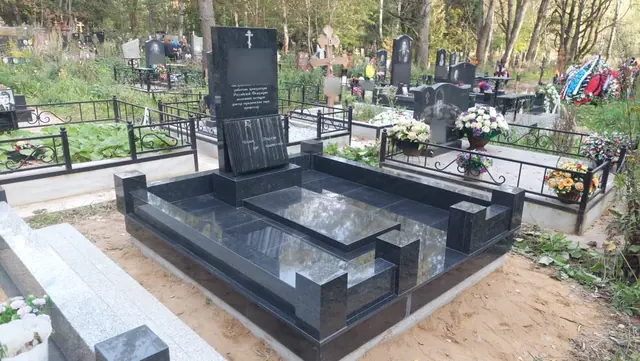 Многоуровневый темный цоколь с полированной плитой и строгой стелой
