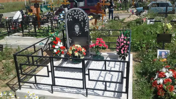 Арочный памятник с резной листвой и белой отсыпкой