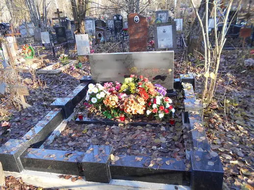 Семейный горизонтальный памятник с открытым цветником в чёрной рамке