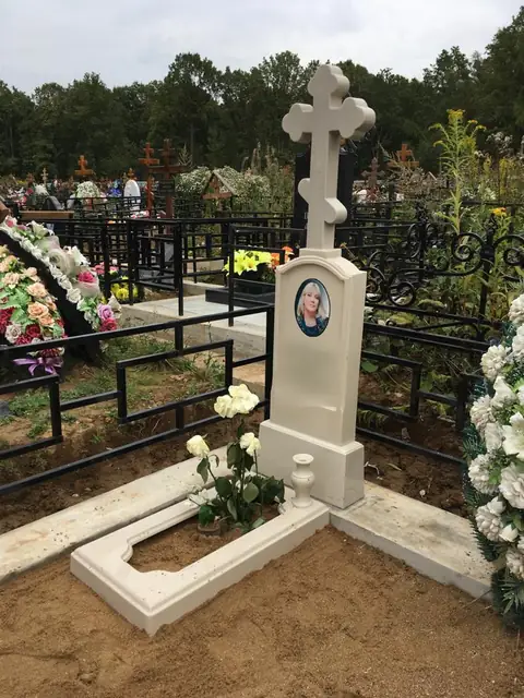 Светлый православный крест с открытым цветником