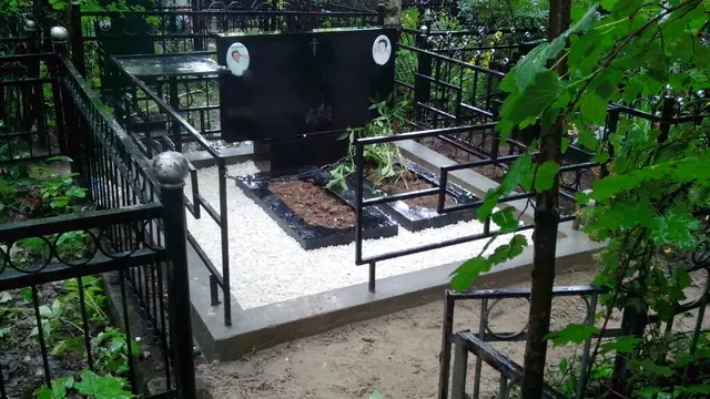 Горизонтальный памятник с овальными портретами и белой отсыпкой вокруг цветника