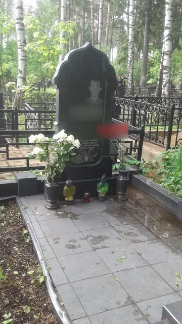 Фигурная стела с выразительной вершиной на участке со светлой плиткой