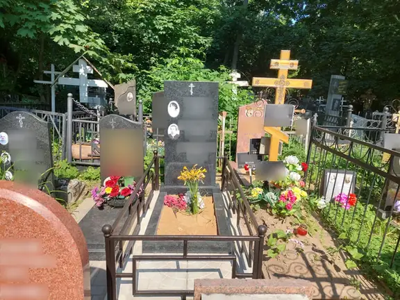Прямой семейный памятник с овальными медальонами