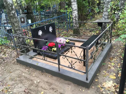 Семейная горизонтальная стела с цветами и металлической скамьей