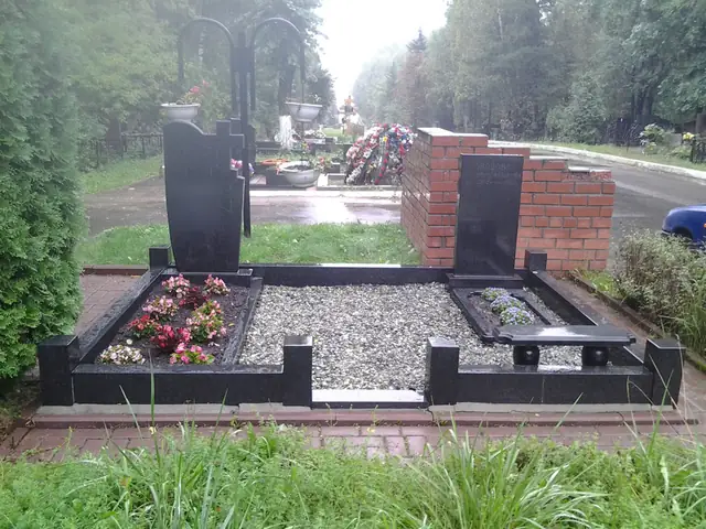 Две прямоугольные стелы с раздельными цветниками и светлой отсыпкой