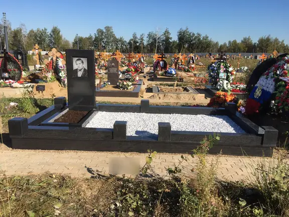 Низкий гранитный цоколь с белой отсыпкой и широкой площадкой