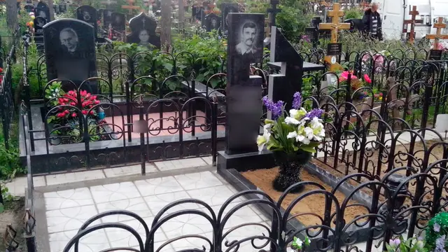 Памятник с берёзой и крестом на участке со светлой плиткой