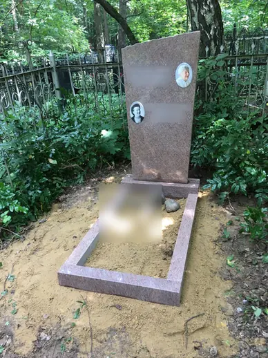 Прямой памятник из коричневого камня с цветником