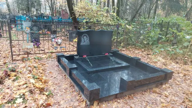 Широкий семейный памятник с полированным цоколем и закрытой плитой