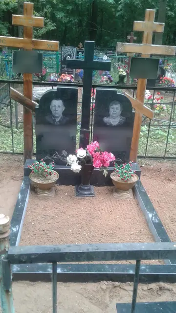 Два небольших памятника с зелеными вставками и общим цветником