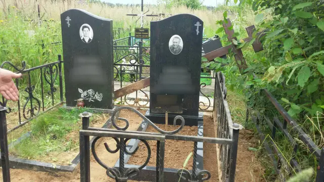 Парные фигурные памятники с овальными портретами и крестами