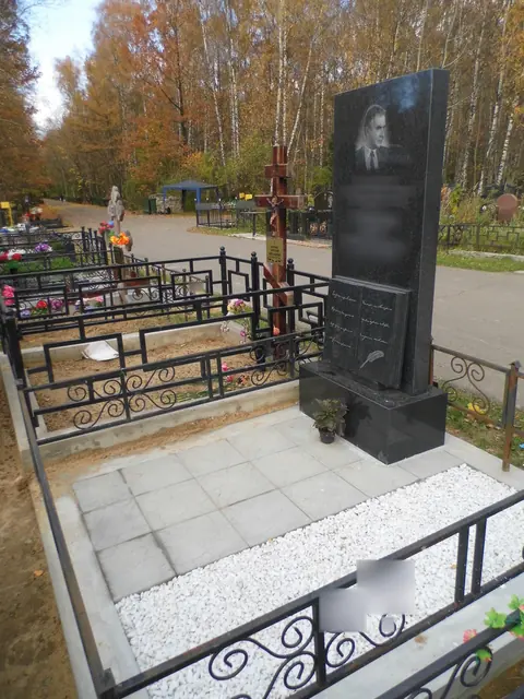 Высокая прямоугольная стела со светлой плиткой и белой отсыпкой по краю