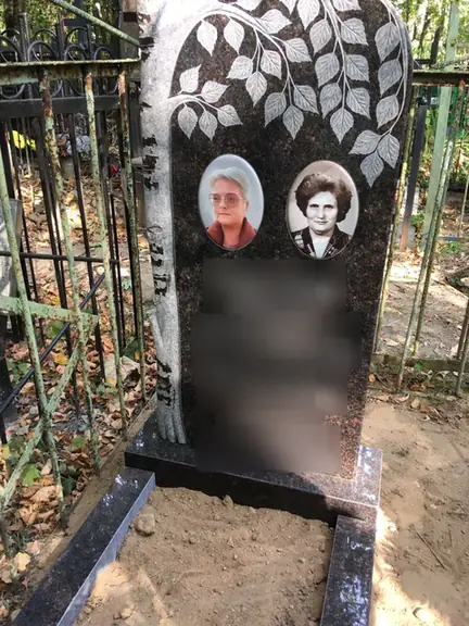 Памятник с резной березой и двумя цветными медальонами