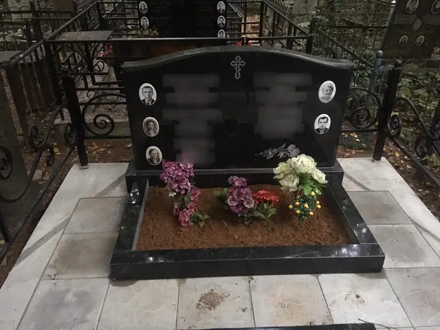 Широкий семейный памятник с овальными медальонами и цветником