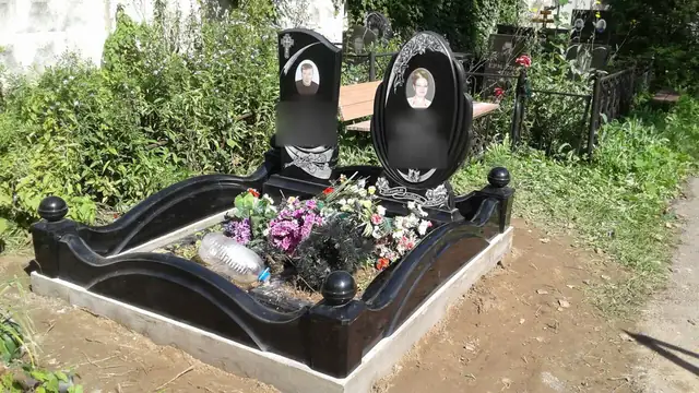 Два овальных памятника с фигурным цоколем и цветами