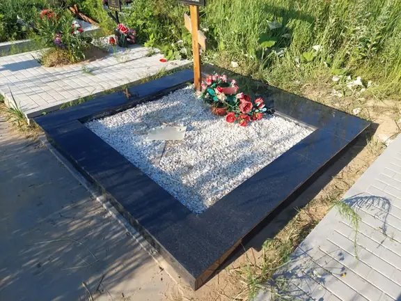 Широкий полированный цоколь с белой крошкой