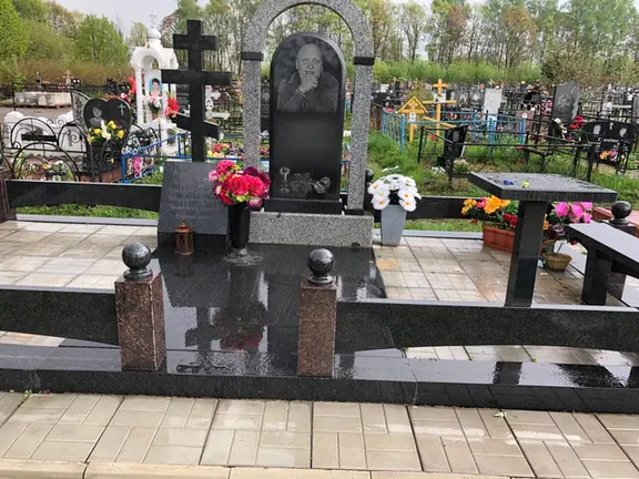Мемориальный комплекс с арочной стелой, столиком и комбинированным цоколем