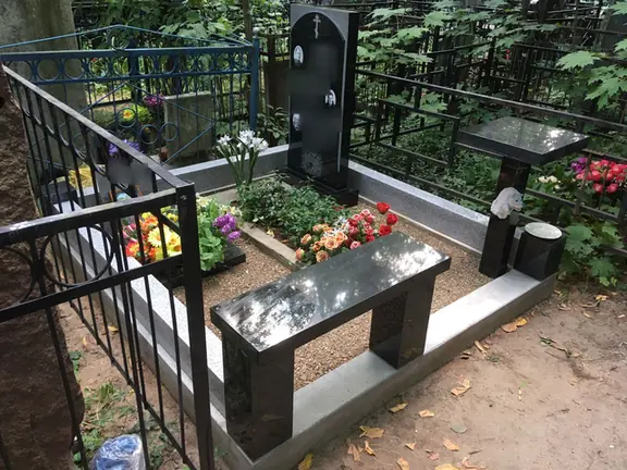 Гранитное ограждение со скамьей у вертикальной семейной стелы