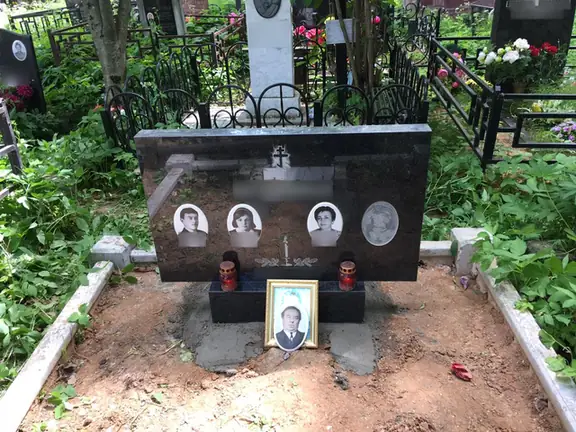 Широкий семейный памятник с четырьмя овальными медальонами