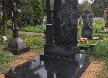 Одиночный памятник с высоким крестом и закрытой полированной плитой