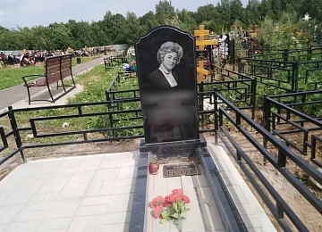 Фигурный памятник с портретом и длинной надгробной плитой