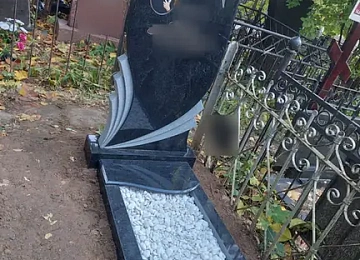 Фигурный памятник из чёрного и красного камня