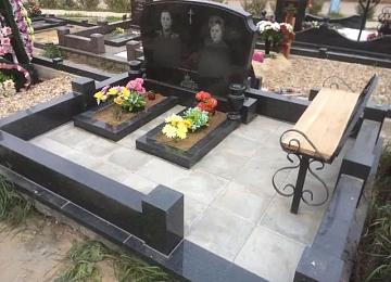 Горизонтальный семейный памятник с двумя клумбами и деревянной скамьей