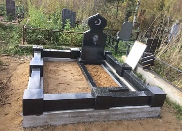 Мусульманский памятник с фигурным верхом и открытым песчаным цветником