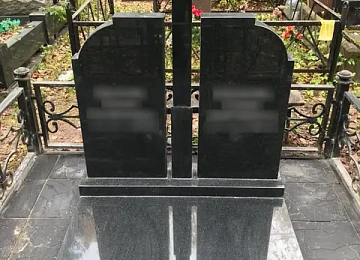 Двойной памятник с православным крестом и закрытой плитой