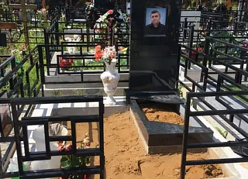 Прямоугольный памятник с цветным портретом и белой вазой
