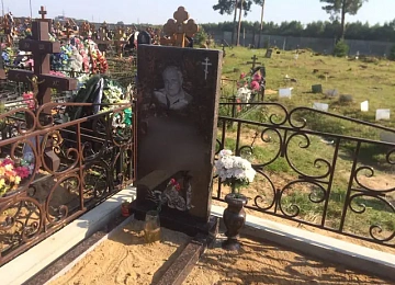 Прямоугольная стела с крестом, двумя вазами и ажурной оградой
