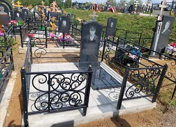 Кованая ограда с завитками на светлой мощеной площадке