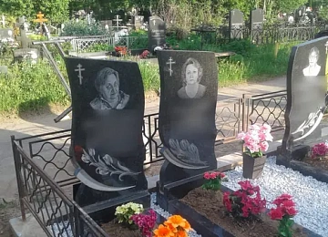 Парные фигурные памятники с растительной гравировкой