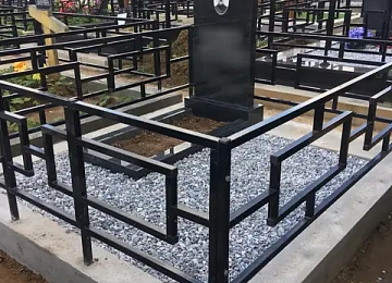 Геометрическая ограда с белой крошкой и памятником